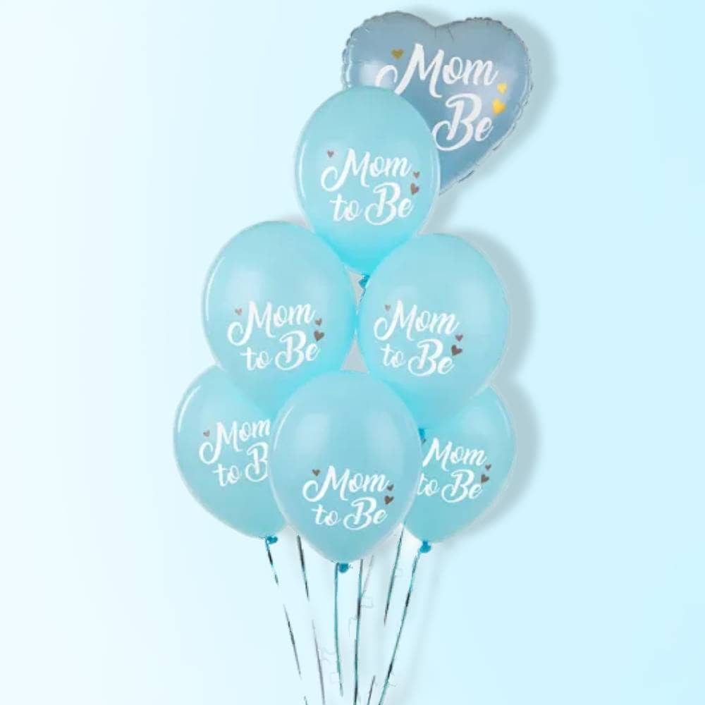Blauwe ballonnen met in het wit de tekst 'mom to be' op een blauwe achtergrond