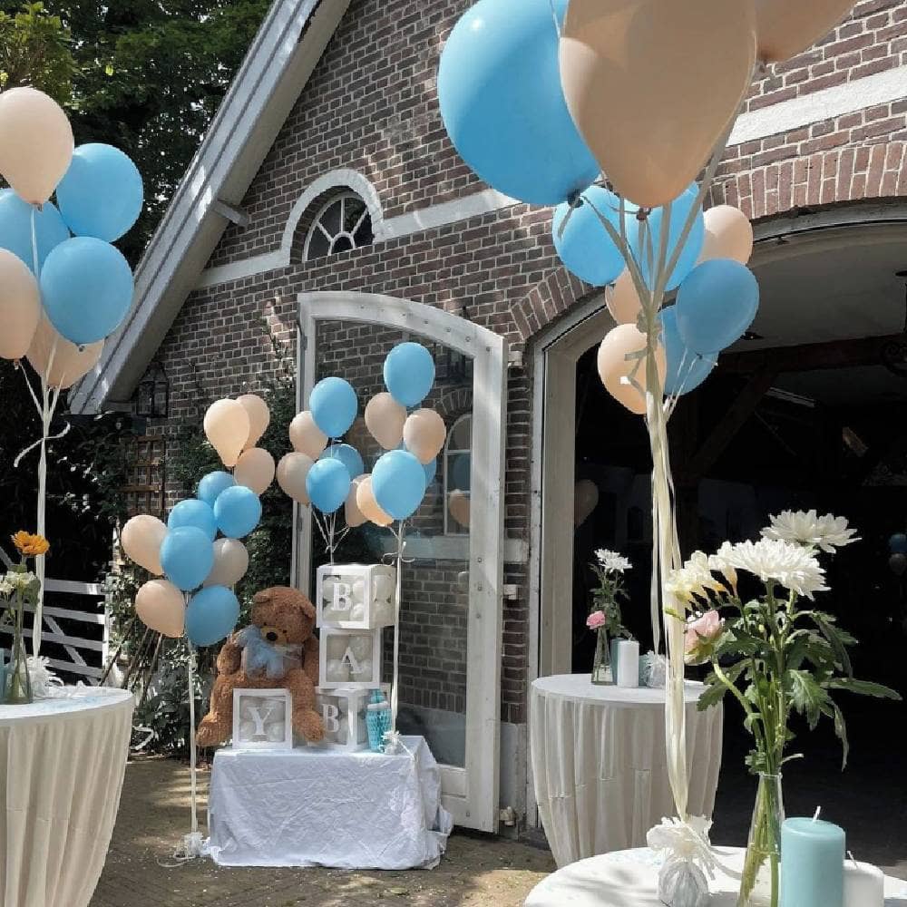 Woning met babyshower versiering buiten zoals blauwe en creme kleurige ballonnen