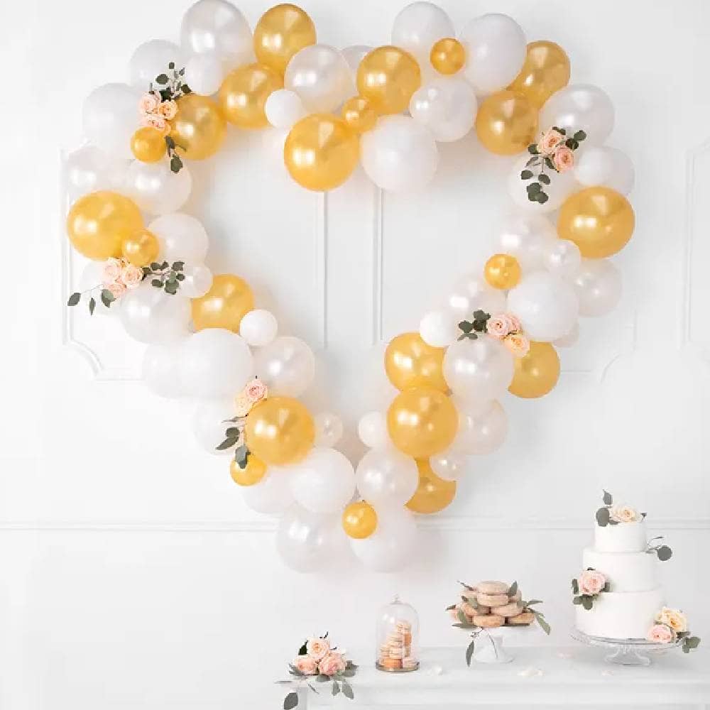 Hartvormige ballonversiering met gouden en witte ballonnen