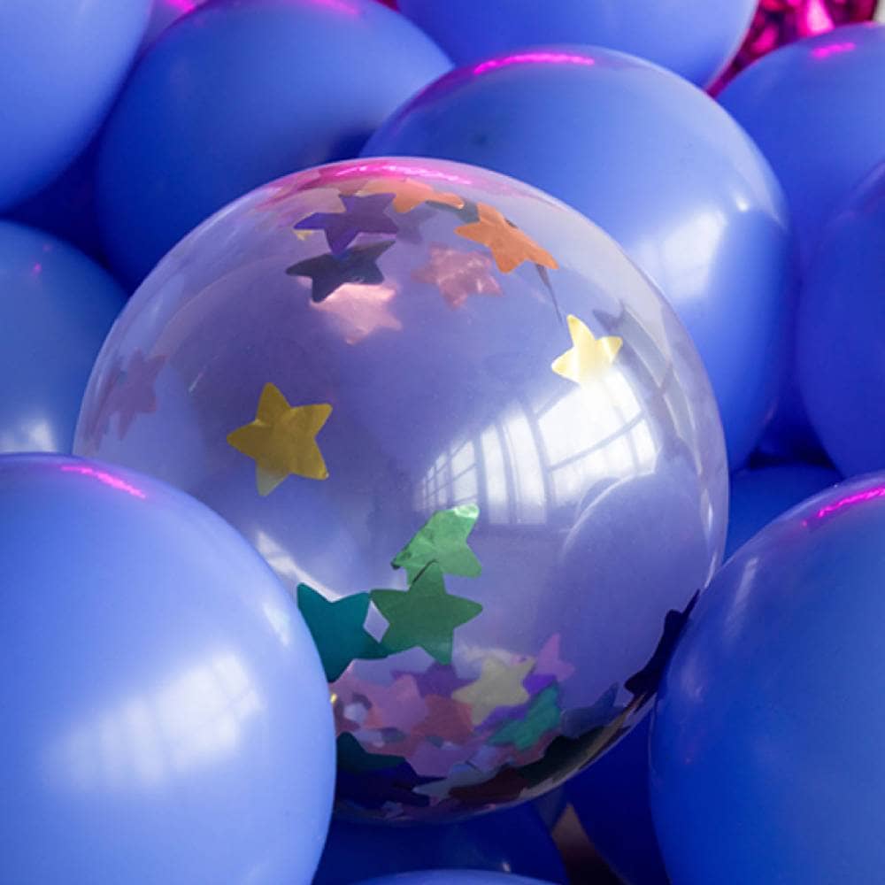 Confetti ballon gevuld met stervormige confetti tussen paarse ballonnen