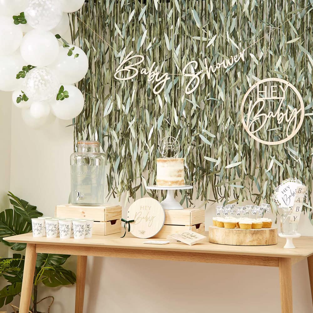 tafel met babyshower decoratie met botanisch thema