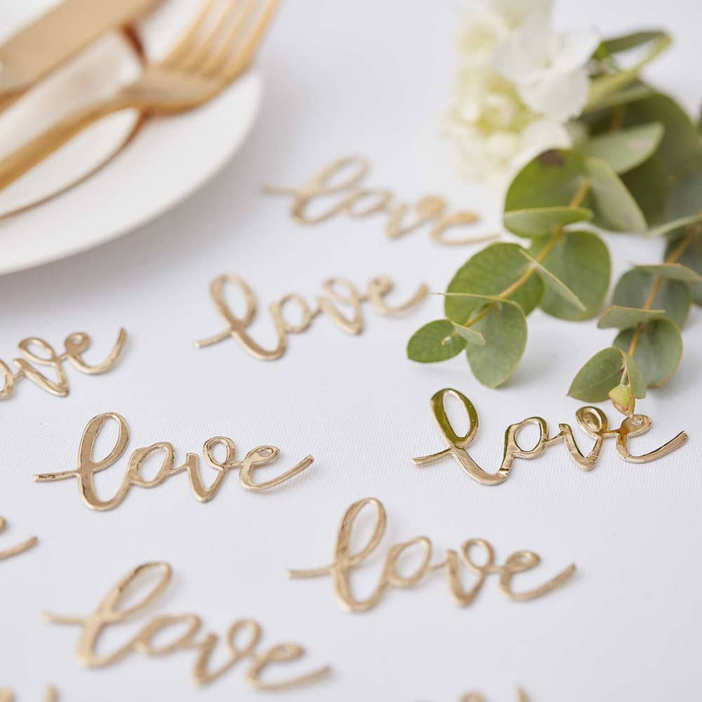 tafel confetti in de vorm van het woord love