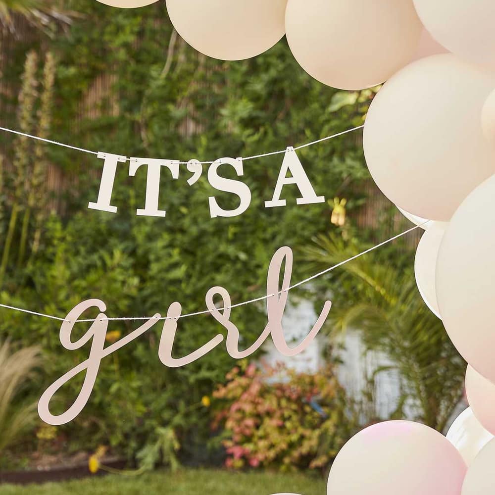 Letter banner met de tekst It's a Girl hangt tussen ballonnen