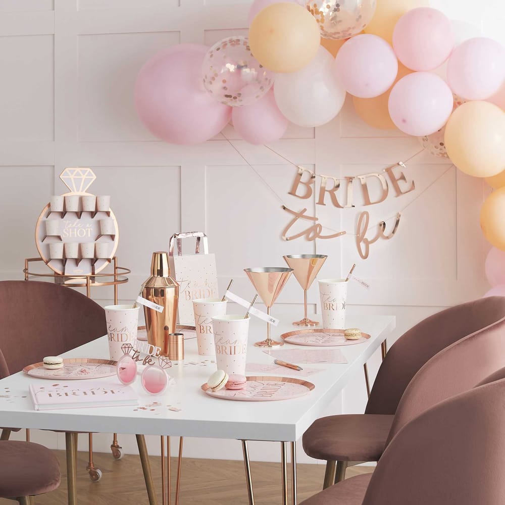 gedekte tafel voor vrijgezellenfeest met roze versiering