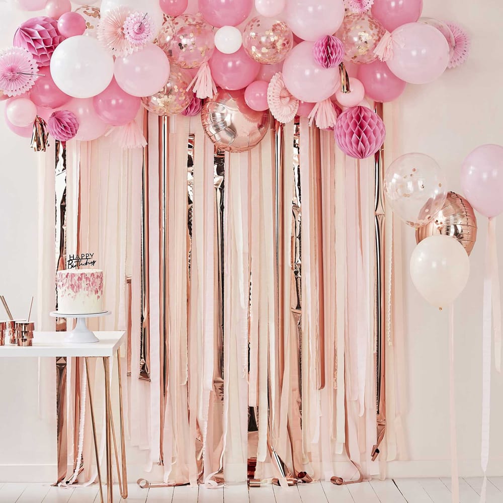 ruimte vol roze en rose gouden balonnen en streamers