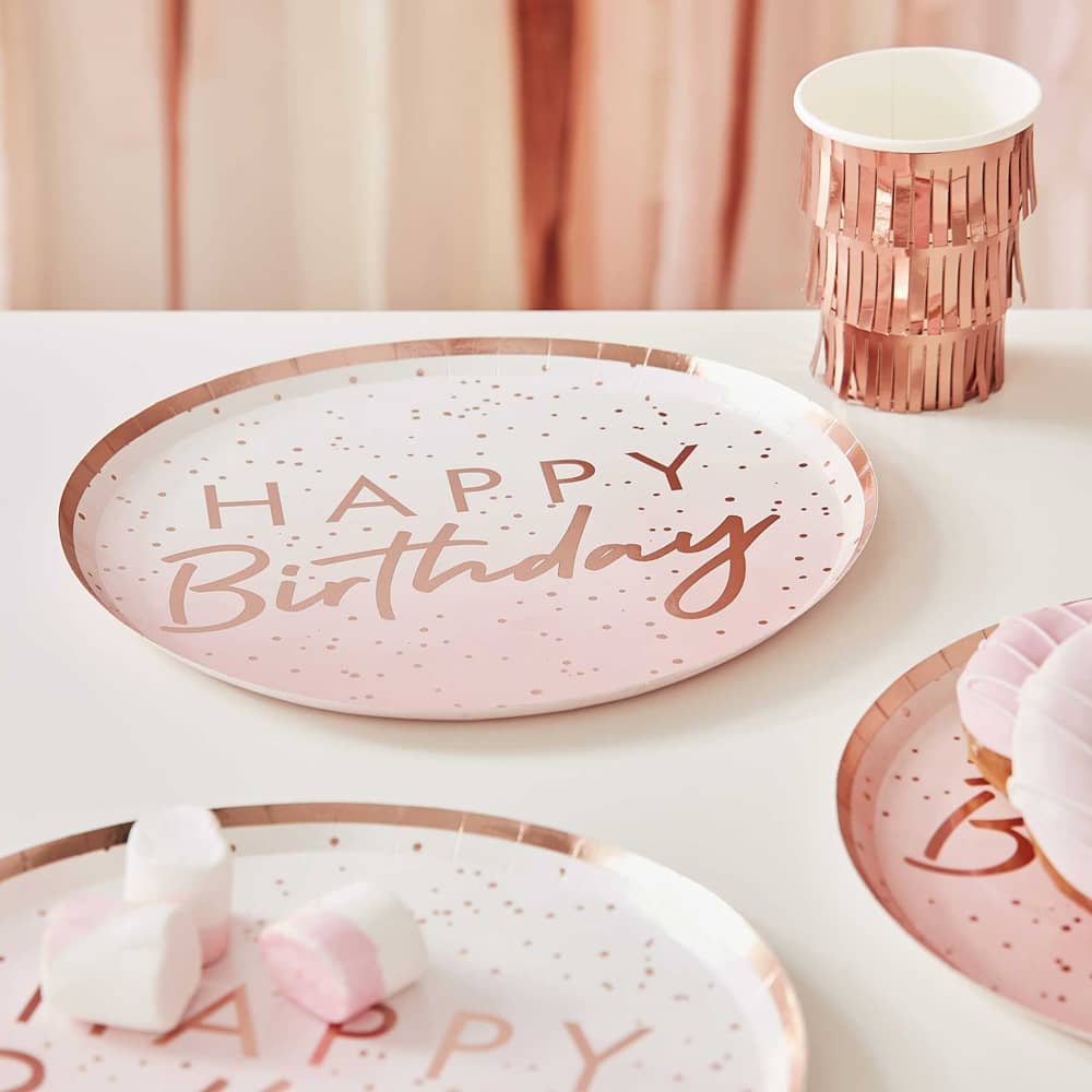 roze bordjes met happy birthday erop