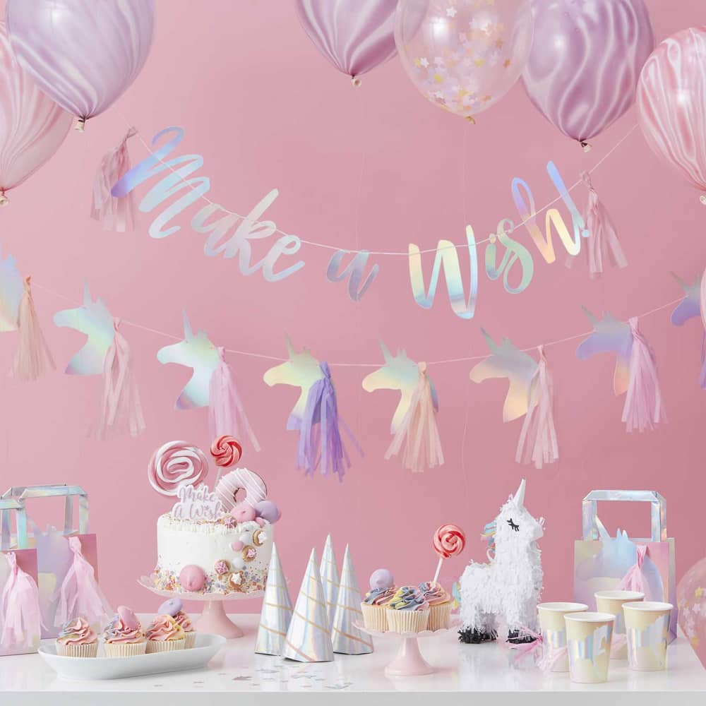 tafel met feestversiering in unicorn thema