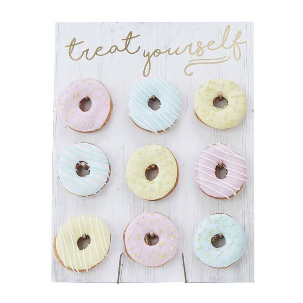 Donut Wall met donuts in pastelkleuren en de tekst treat Yourself