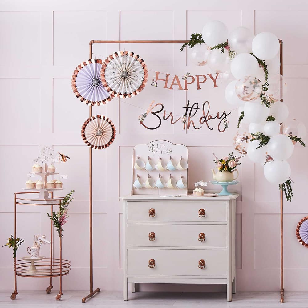 Kamer met ladekastje met bloemige verjaardagsversieringen