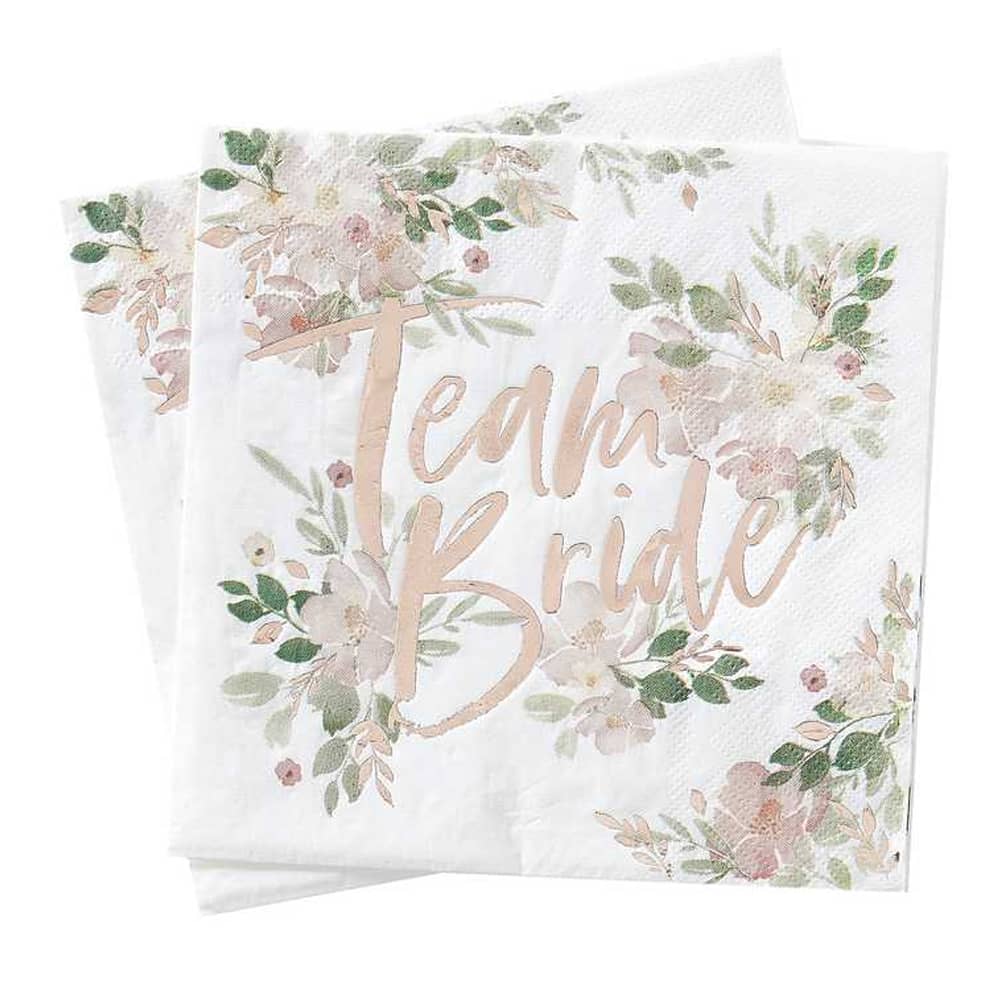 Witte servetten met bloemen en de tekst team bride in rosé goud