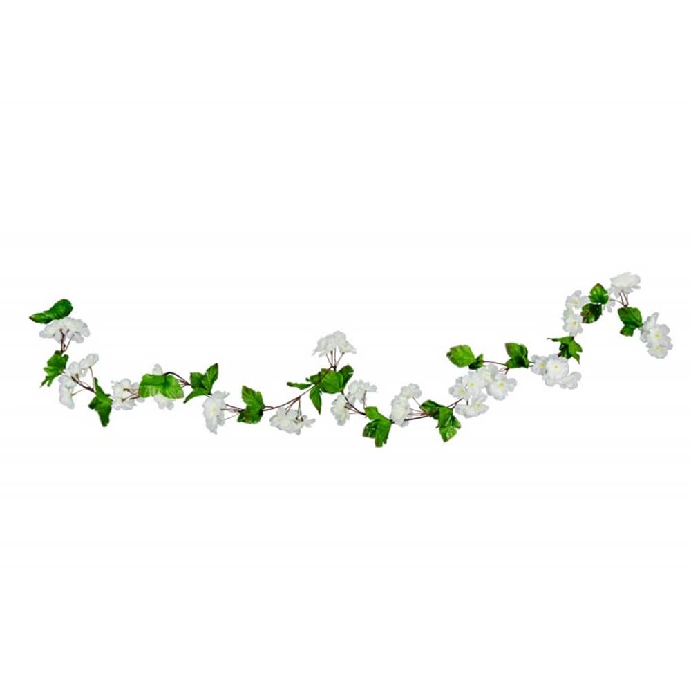 witte kunstbloemen aan slinger met groen blad ertussen