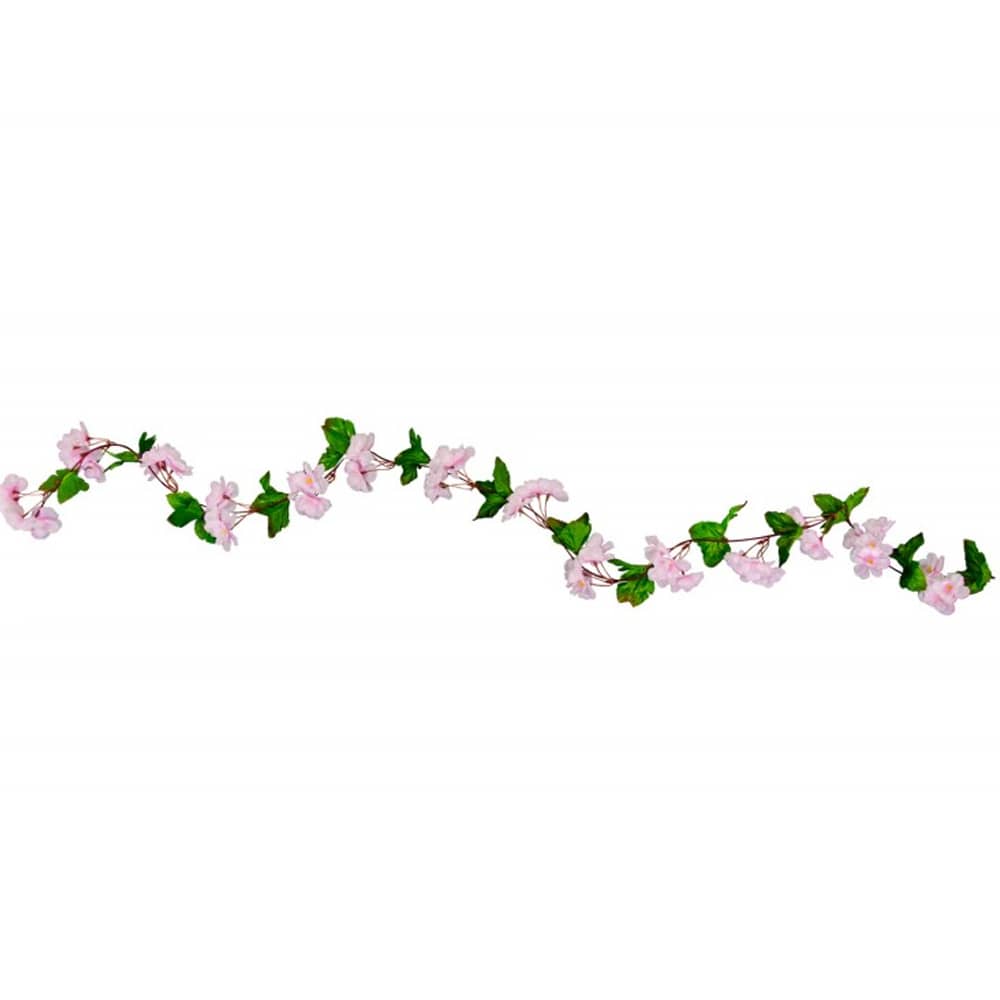 roze kunstbloemen aan slinger met groen blad ertussen