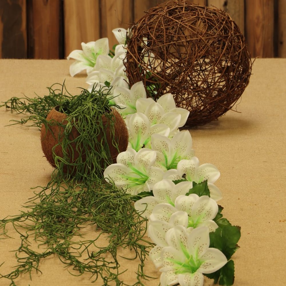 Slinger met witte bloemen op tafel
