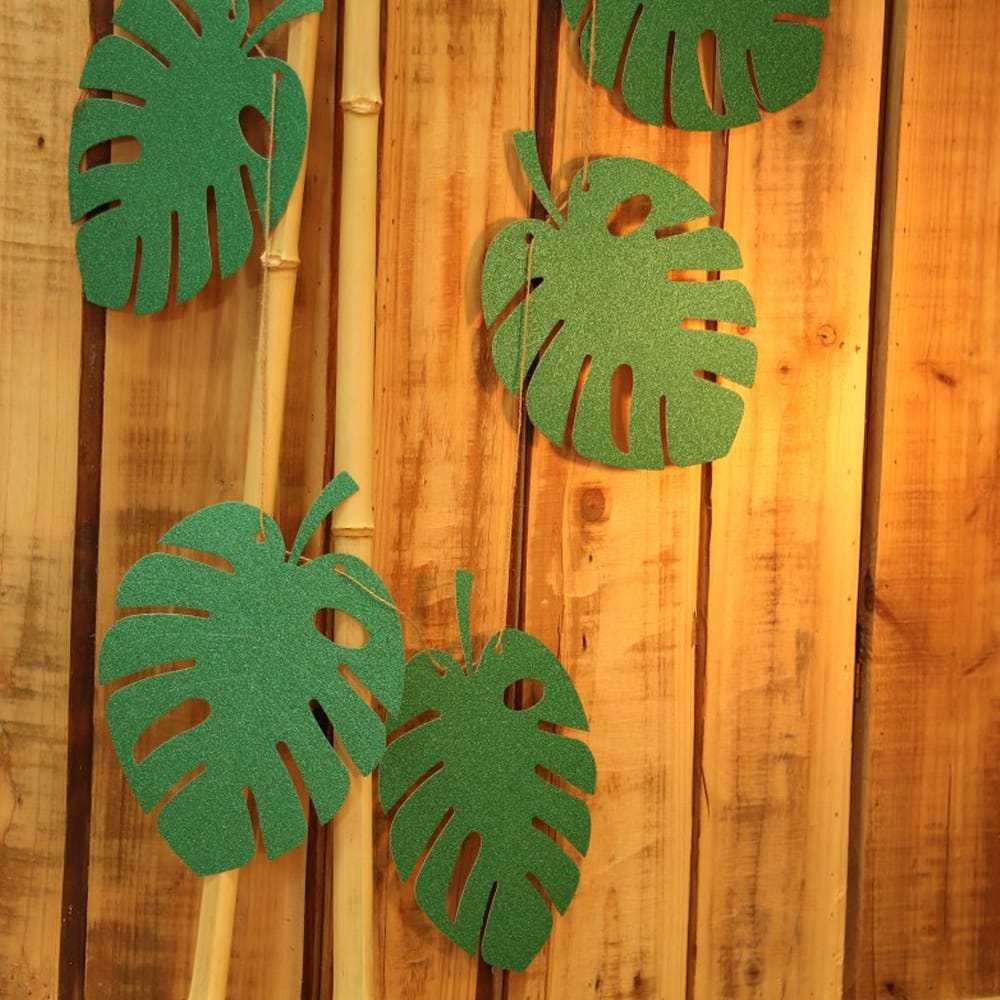 houten wand met groene palmbladeren