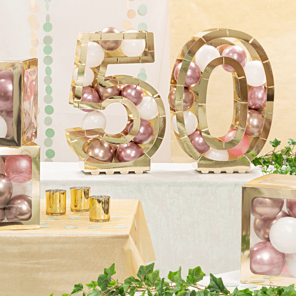 Ballonstandaard gouden cijfers 50 met roze gouden en creme ballonnen erin