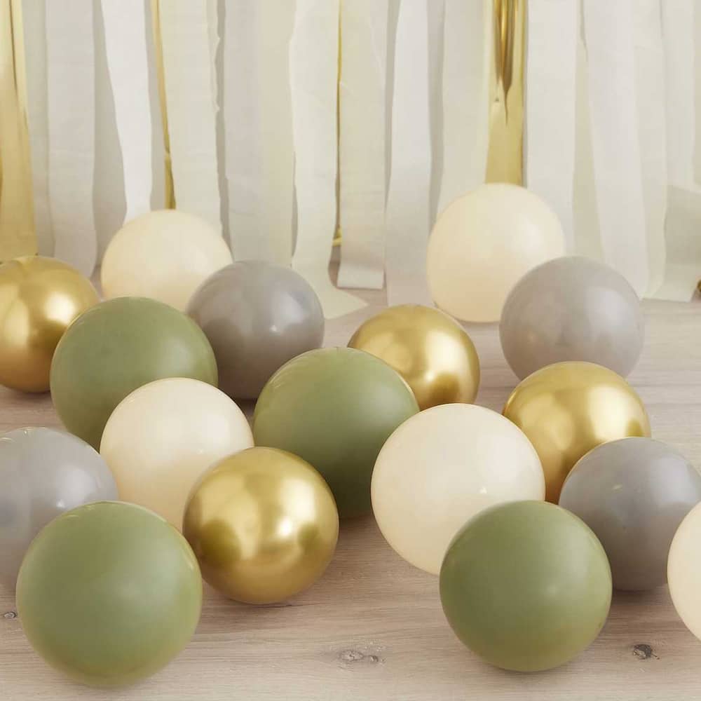 groene gouden en nude kleurige balonnen op de grond