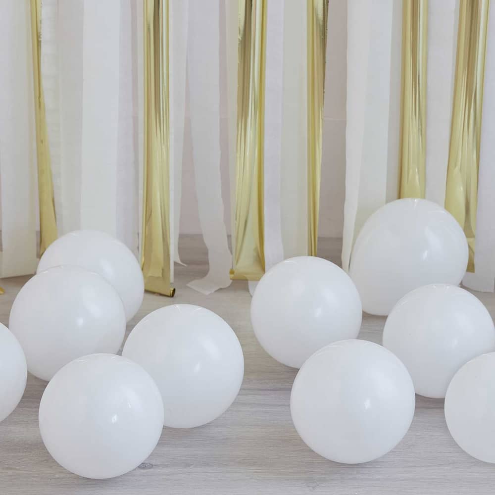 witte ballonnetjes op de grond