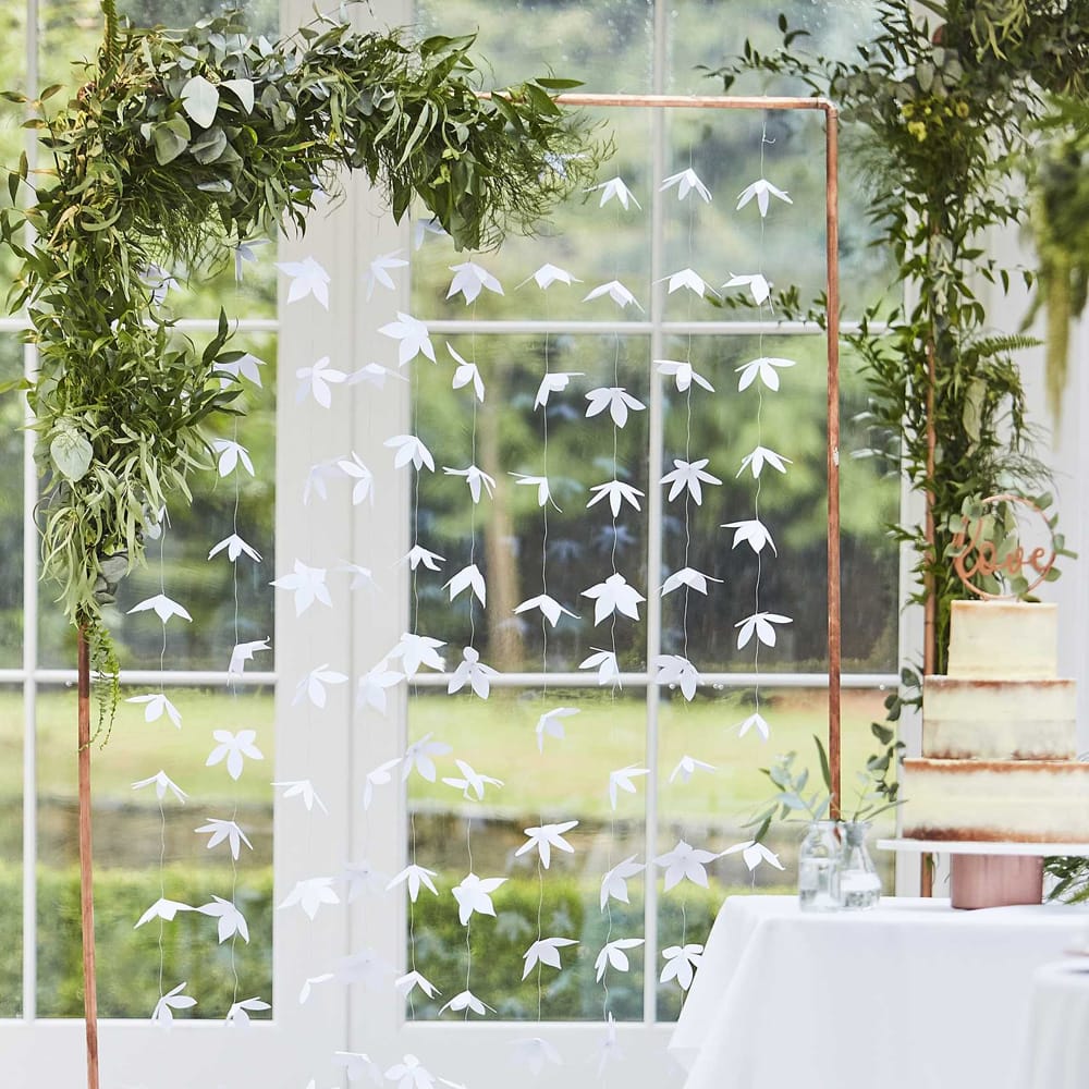 rechthoekig rosé gouden frame met witte bloemenstrengen en groene decoratie