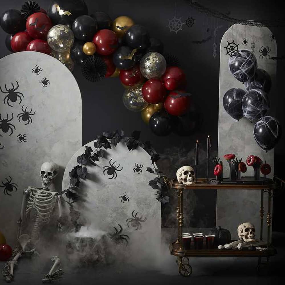 Halloween decoratie met grafstenen en skeletten