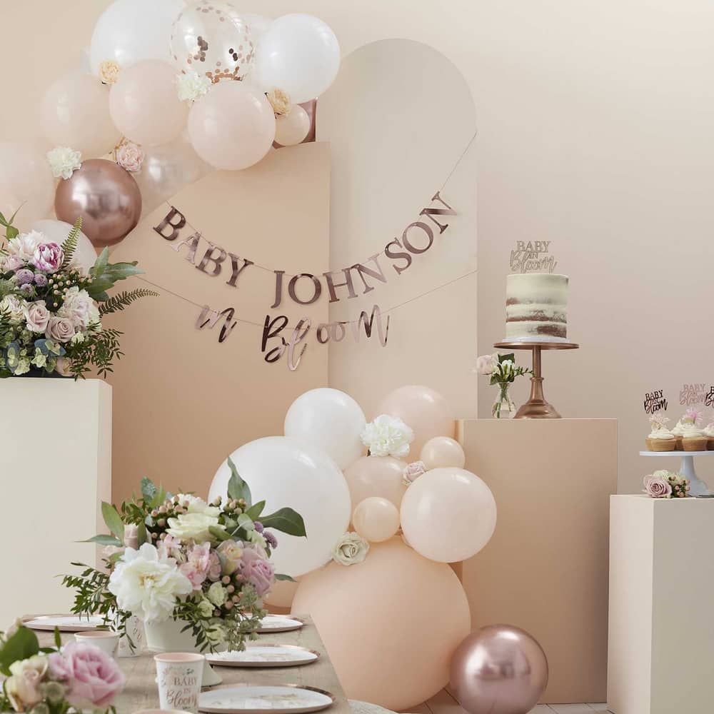 Kamer met babyshower versiering en bloemen