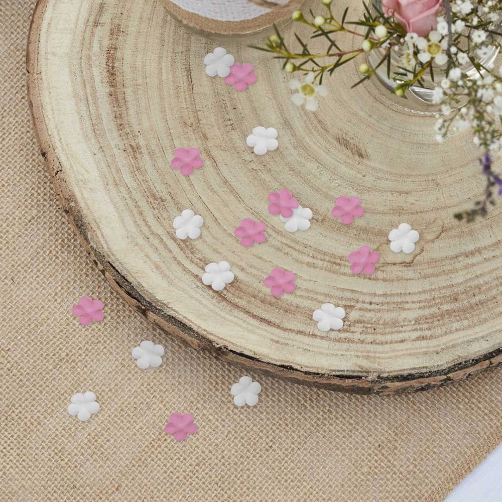 Tafel met jute tafelloper en kleine roze en witte hartjes
