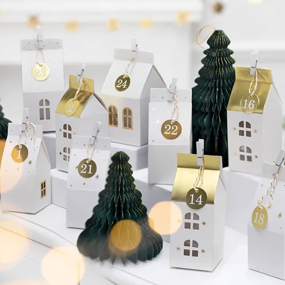 Adventkalender in de vorm van huisjes met honeycomb kerstboompjes ertussen