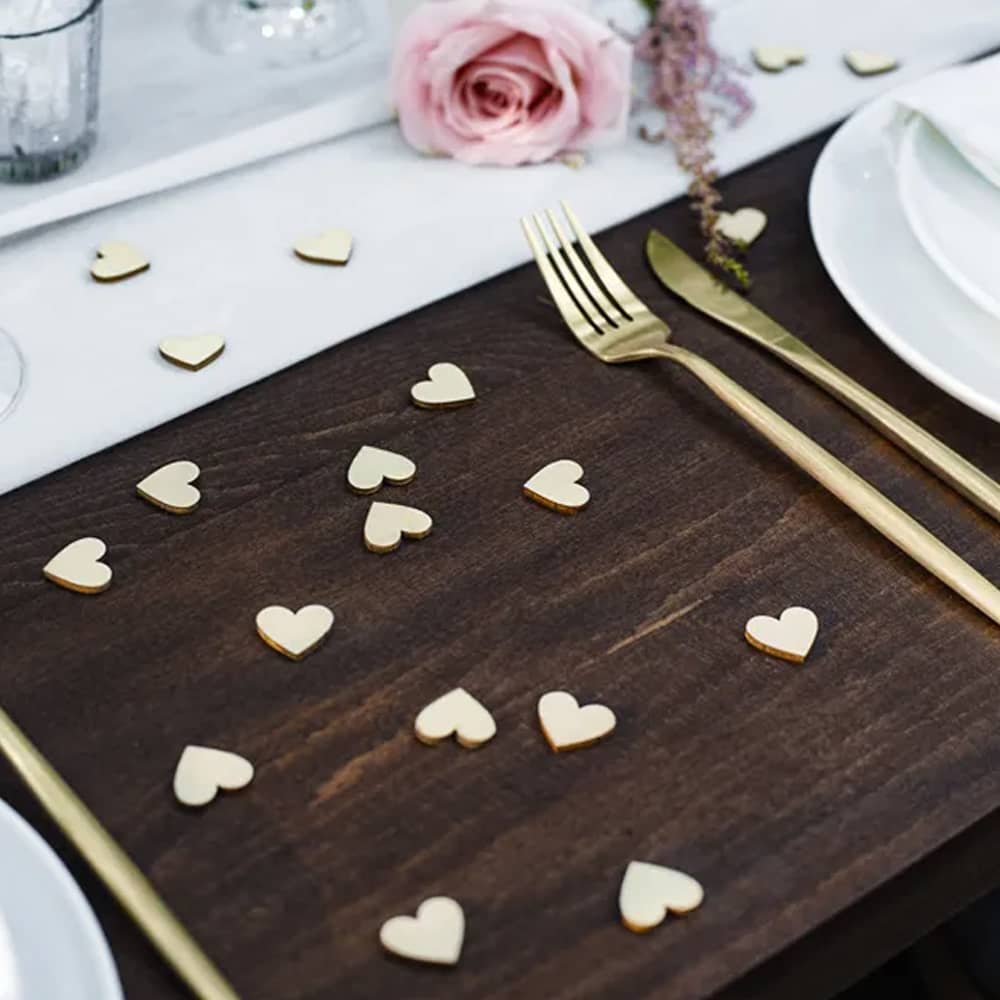 Tafel met houten hartjes en eetgerei