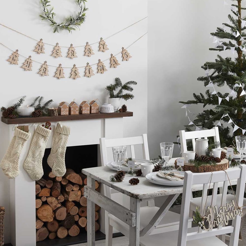 Kamer met kerstversiering gedekte tafel en kerstboom