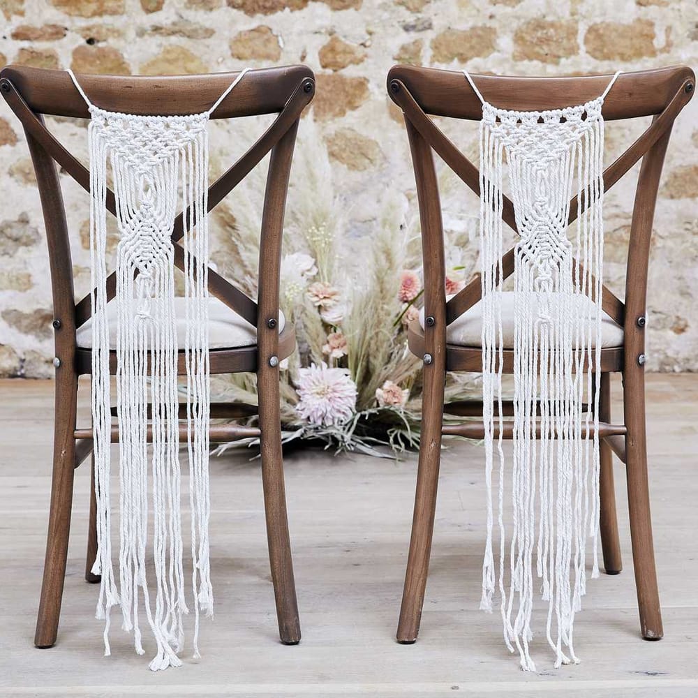 Twee stoelen met witte macrame hangers