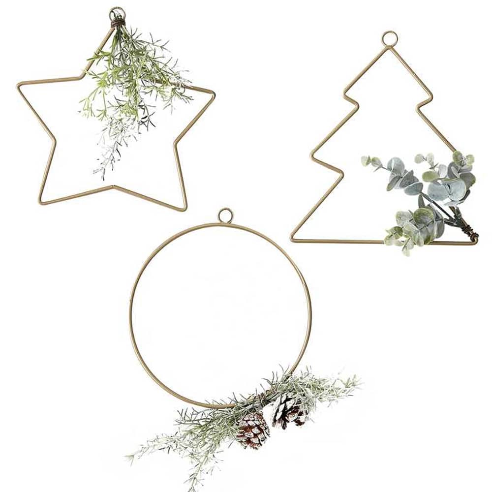 Drie metalen hangers in de vorm van een cirkel een ster en een kerstboom