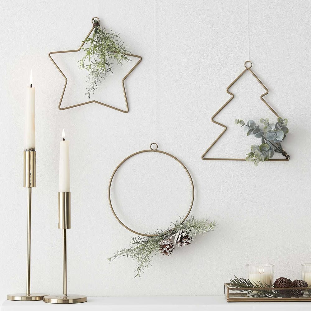Drie metalen hangers in de vorm van een cirkel een ster en een kerstboom