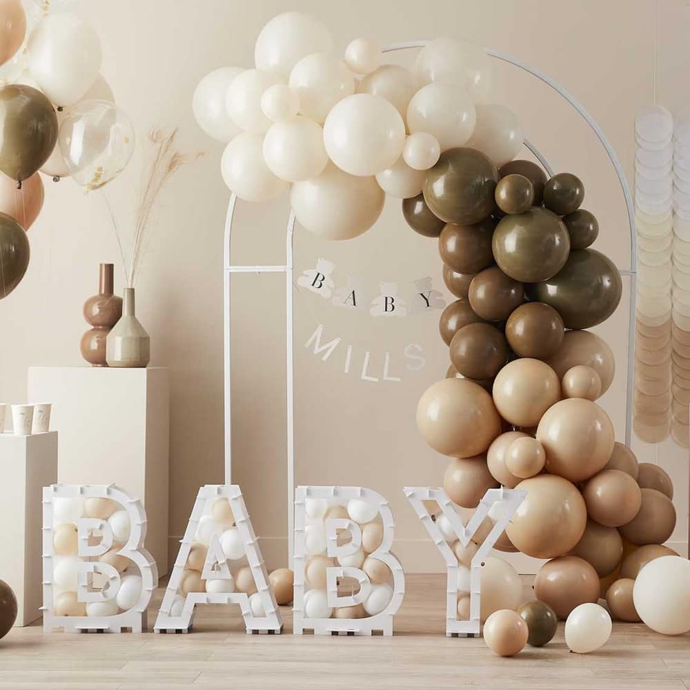 Kamer met babyshowerversiering in nude en bruine tinten en baby ballonstandaard
