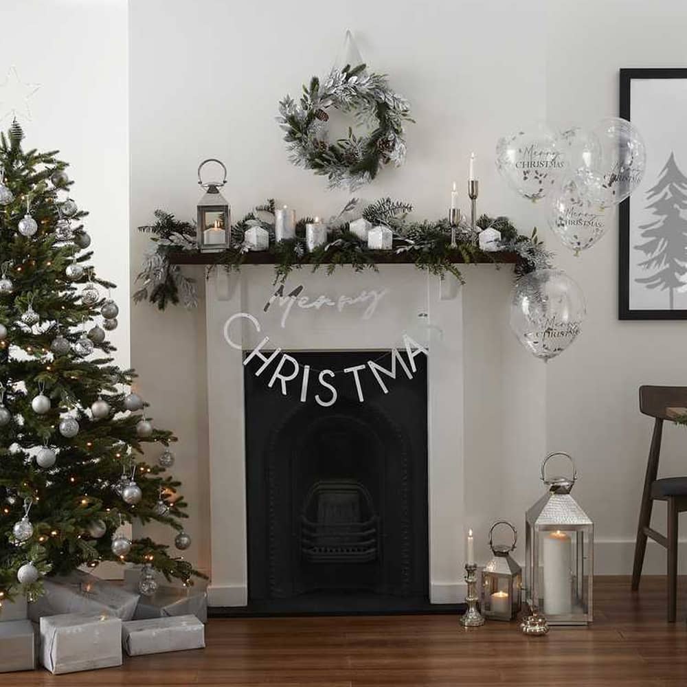 Kamer met kerstboom en andere kerstdecoratie