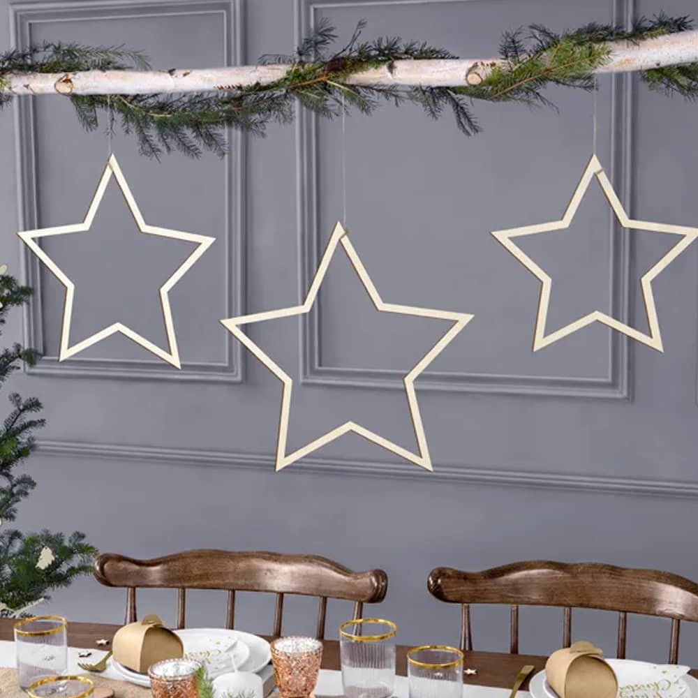 Houten hangers in de vorm van sterren boven een tafel