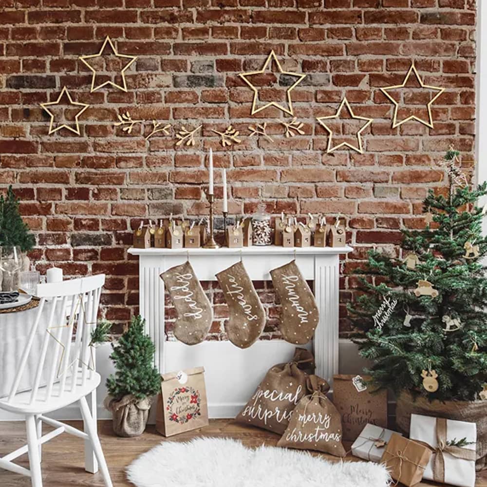 Kamer met kerstversiering zoals houten muur sterren en jute sokken