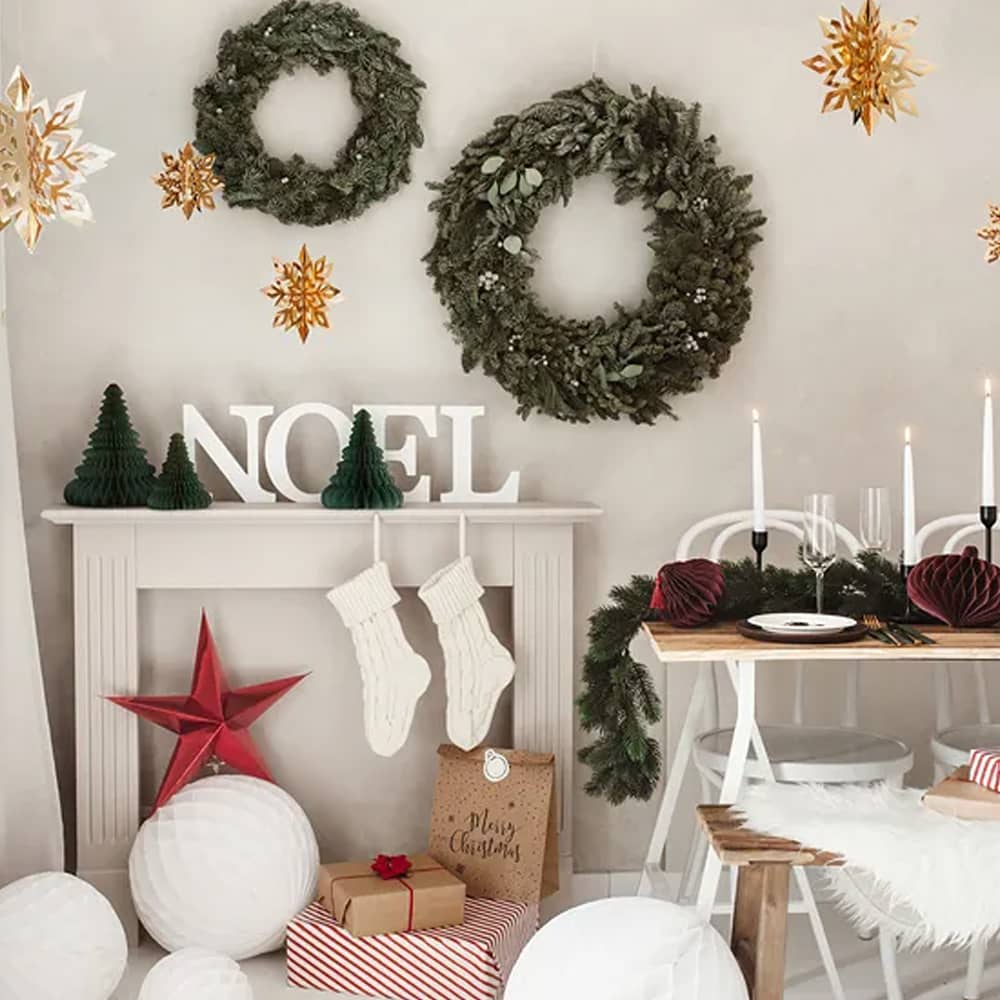 kamer versierd voor kerst met een gedekte tafel en kerstkransen en cadeaus