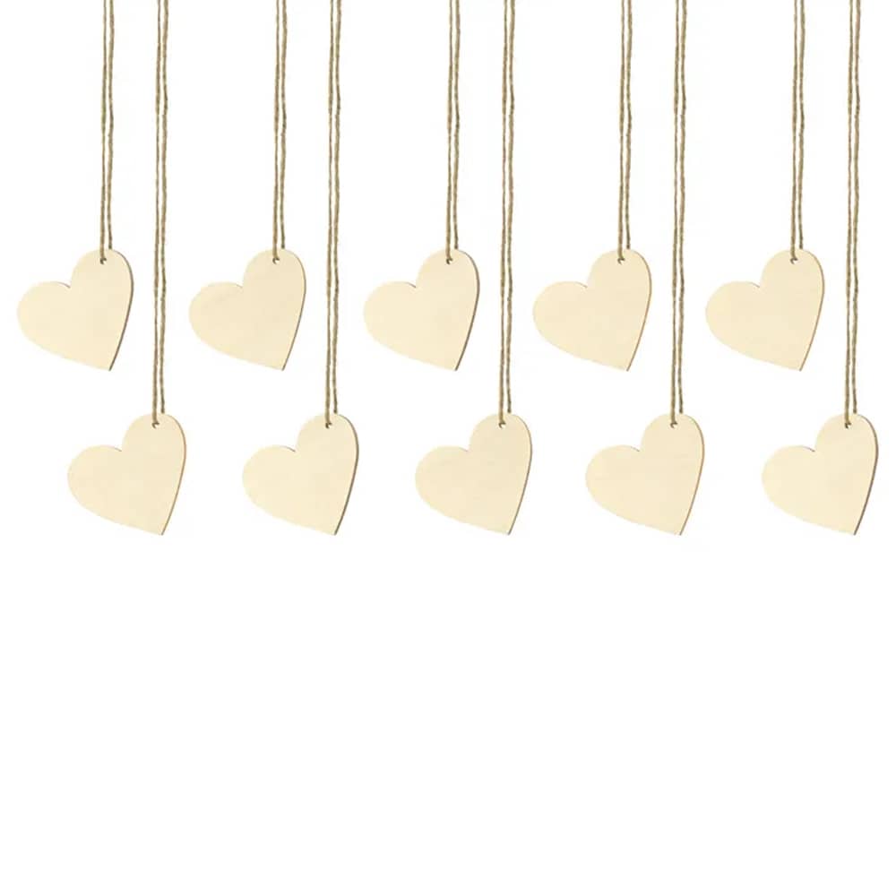 Tien houten tafelkaartjes in de vorm van hartjes