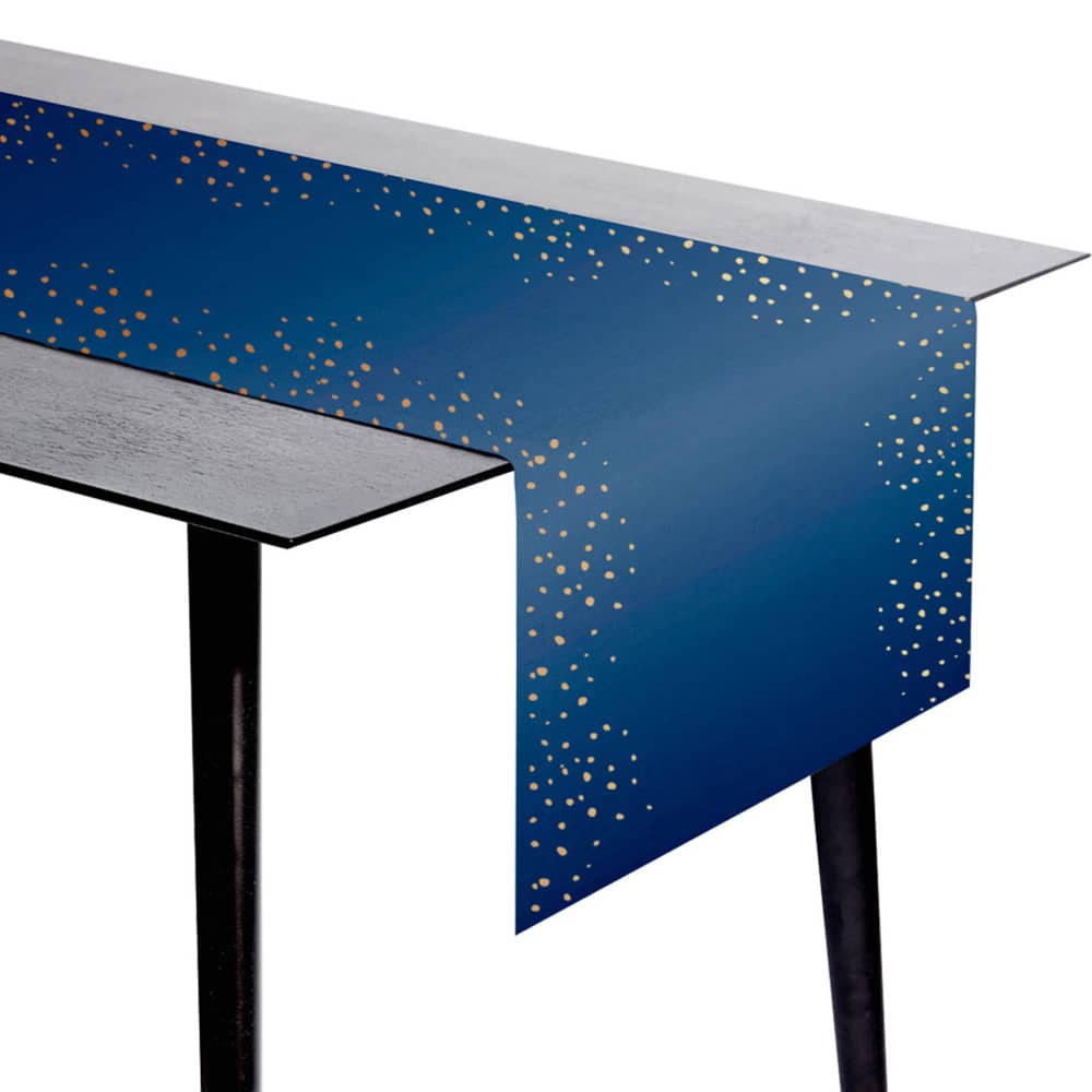 Tafel met donkerblauwe tafelloper met stippen