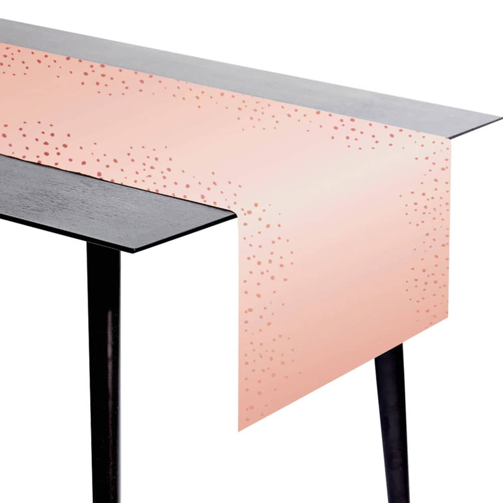 Tafel met roze tafelloper met stippen