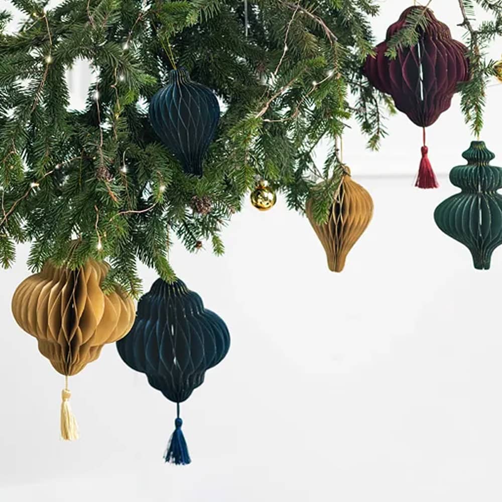 Kersttakken met honeycomb kersthangers in diverse kleuren en vormen
