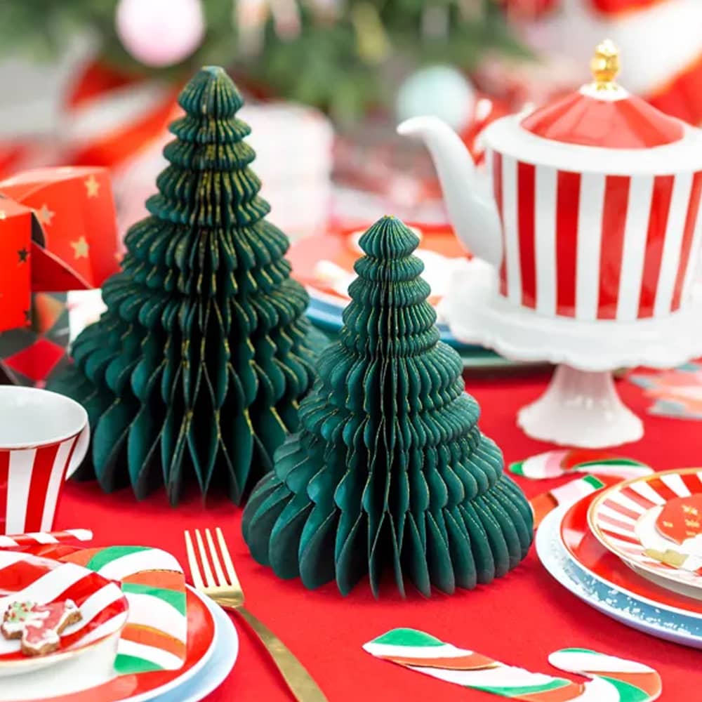 Donkergroene kerstboom honeycomb op tafel met rood tafelkleed