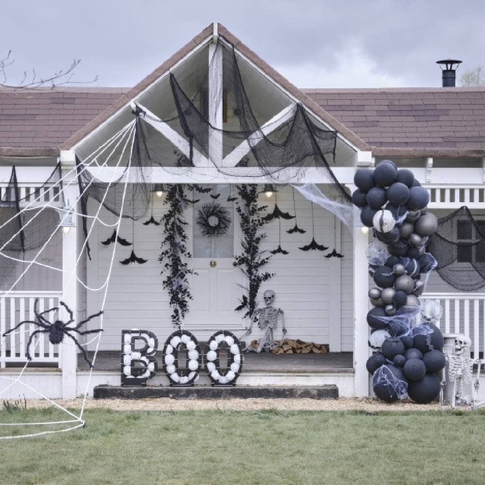 Wit huis met veranda vol halloween versiering