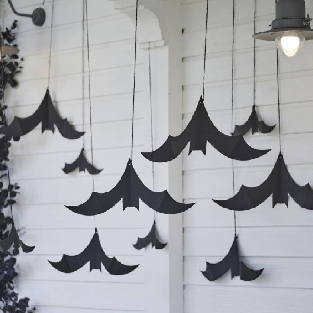 witte veranda met papieren vleermuizen aan draadjes