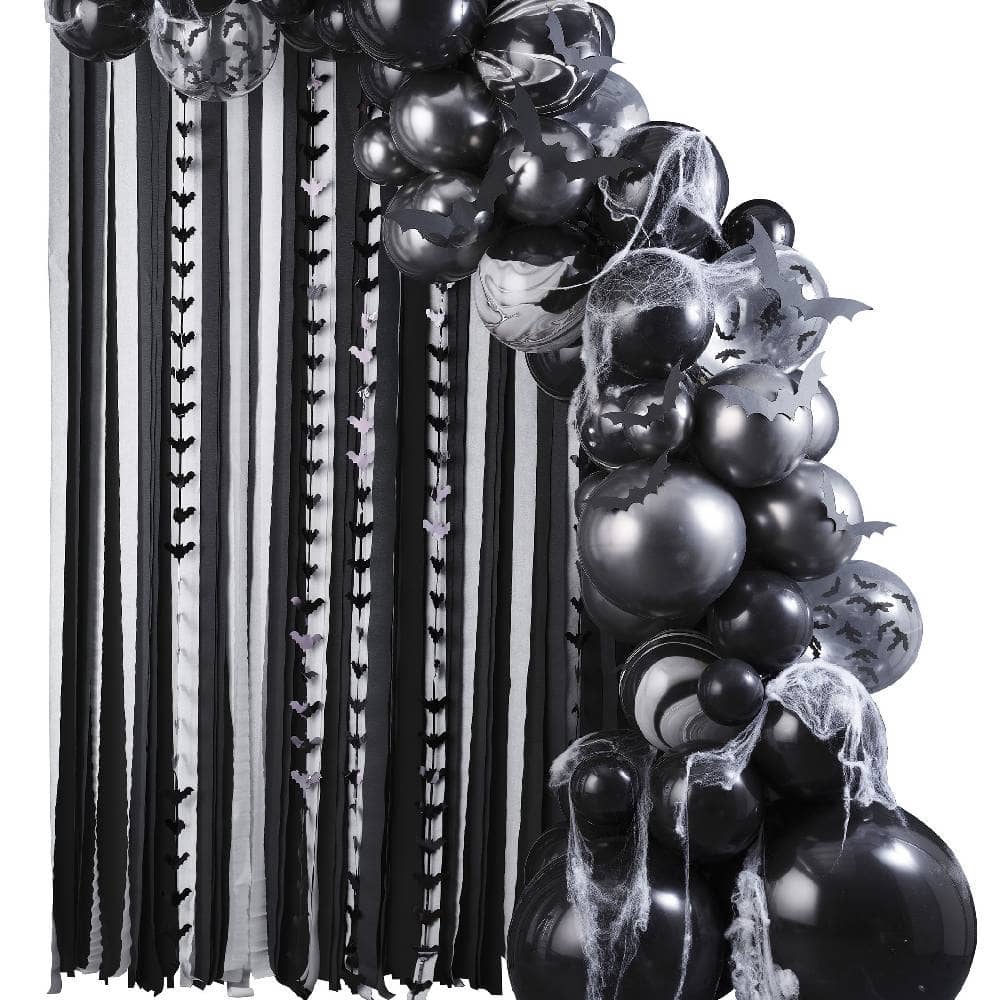 Halloween ballonnenboog met crepe slingers eronder