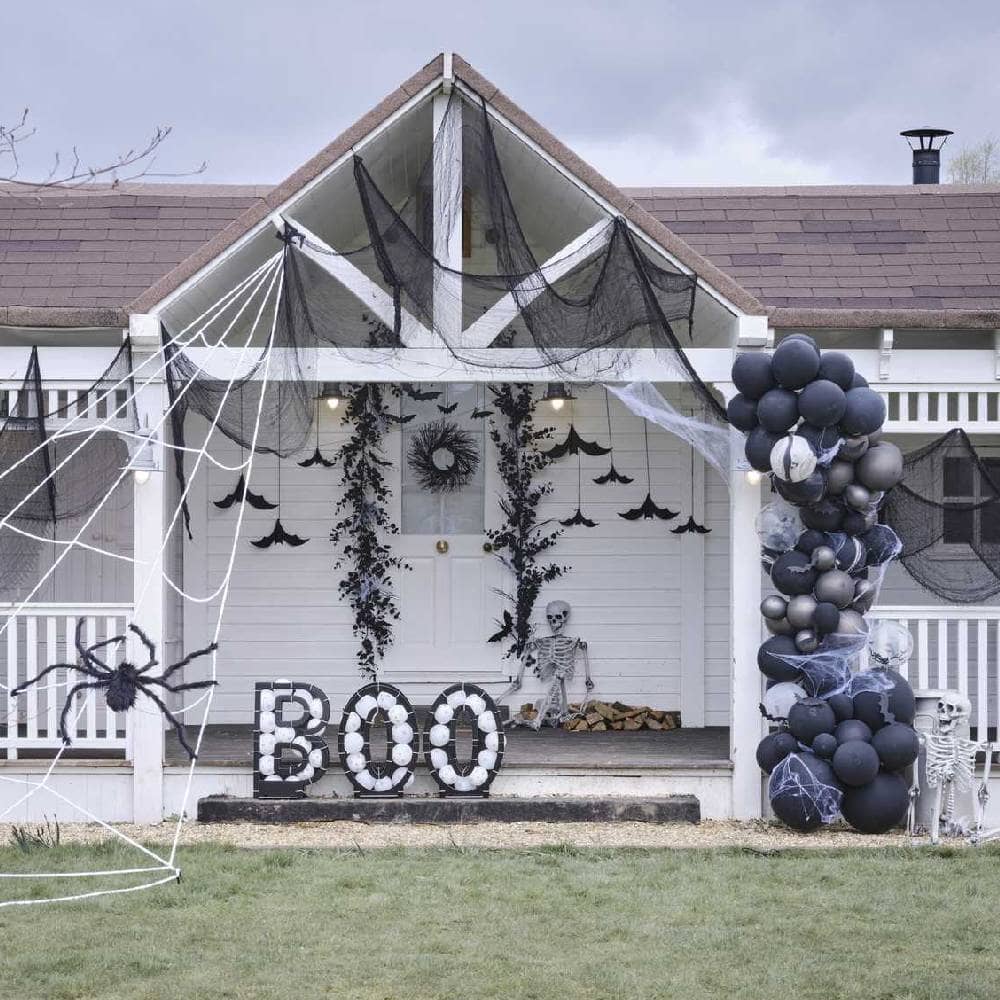 Wit huis met veranda met halloween versiering