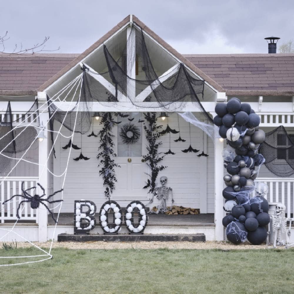 Wit huis met veranda vol halloween versiering
