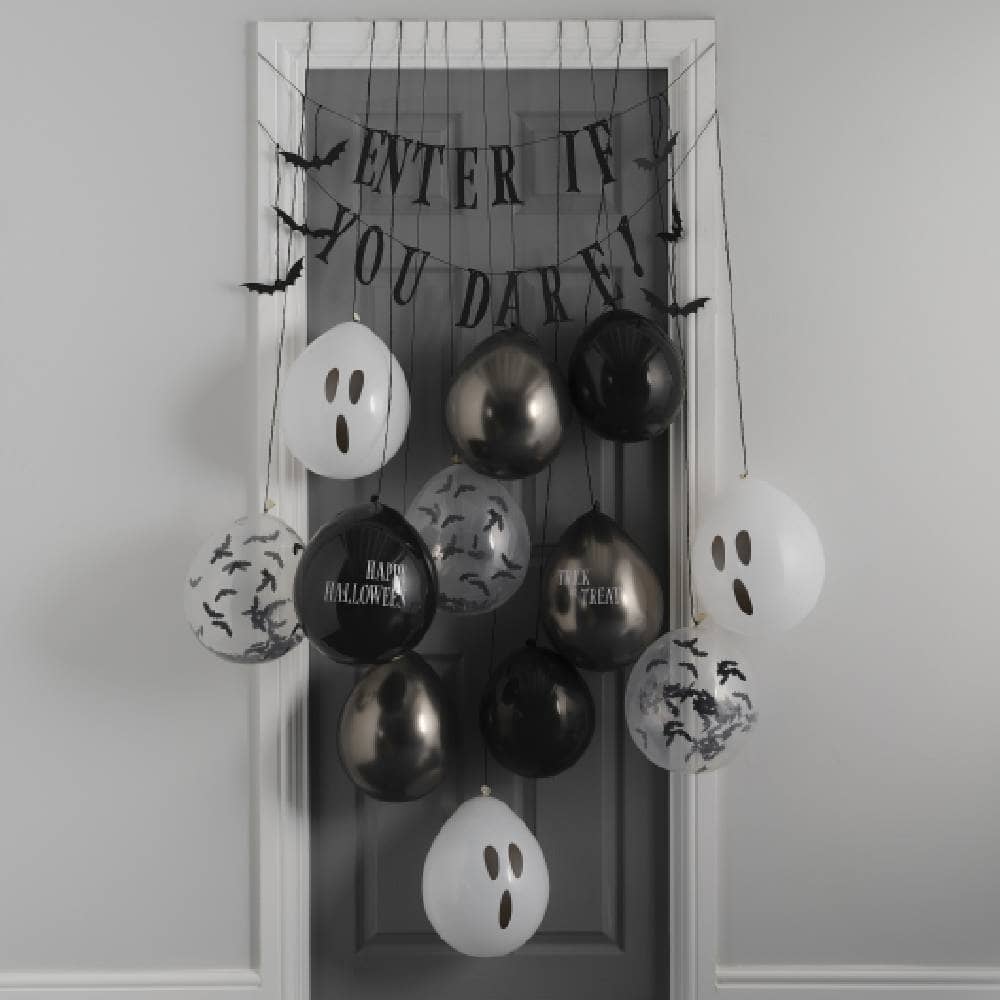 Halloween deurversiering met enter if you dare slinger en diverse ballonnen