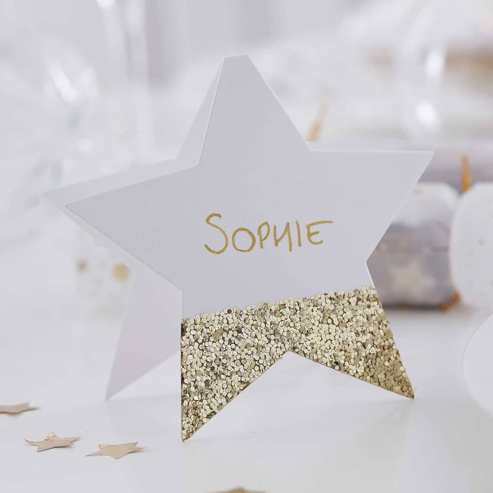 Tafelkaartje in de vorm van een ster met gouden glitters en de naam sophie erop