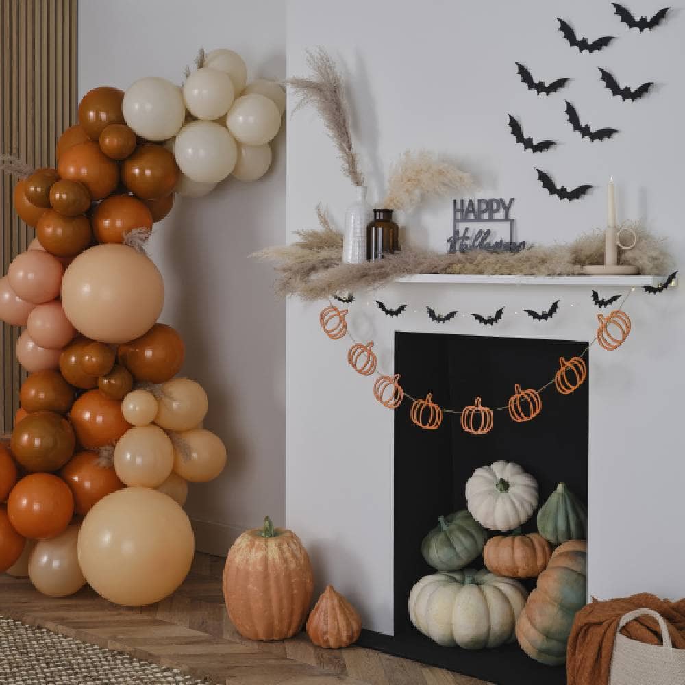 Kamer versierd met halloween versiering pompoenen en een ballonnenboog