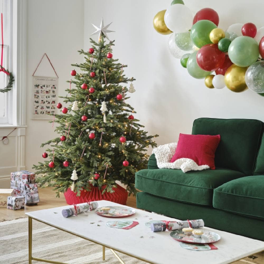 Kamer met kerstversiering en kerstboom